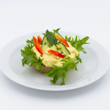 Rundstykker med curry kyllingsalat