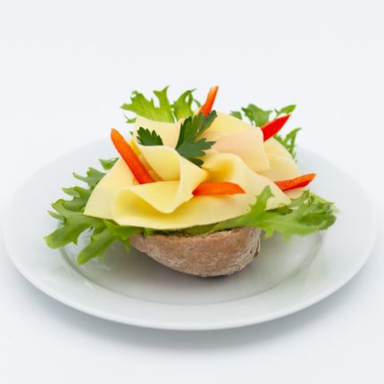 Rundstykker med hvitost og paprika