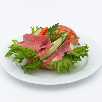 Rundstykker med salami og coleslaw